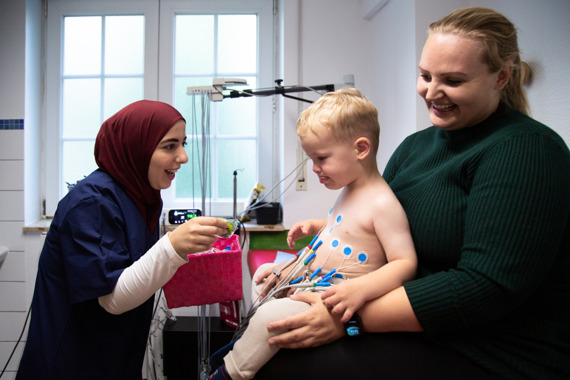 EKG-Ableitung bei einem Kleinkind in der Praxis Kind & Herz